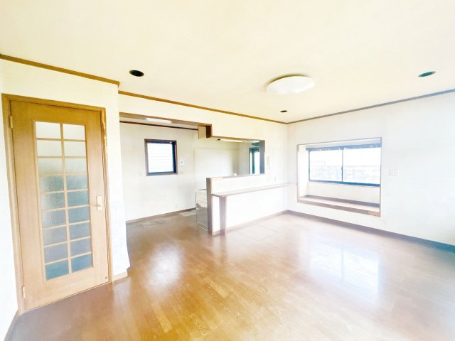 結城市大字江川新宿　中古戸建の居間・リビング|【内外装リフォーム中7/4更新】リビング写真。クロス張替、フローリング重ね張、建具交換、照明交換等行います。LDK15畳以上なので、広々とした快適スペースです。