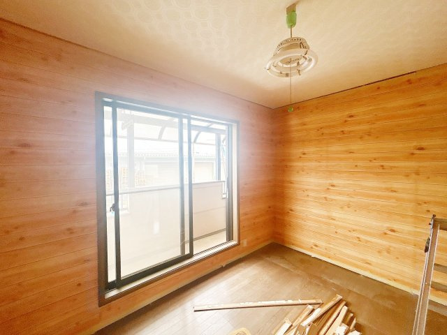 結城市大字江川新宿　中古戸建の洋室|【内外装リフォーム中7/4更新】2階中央洋室写真。クロス張替、フローリング重ね張、照明交換等行います。南側が大きな掃き出し窓なので日当たり良好です。