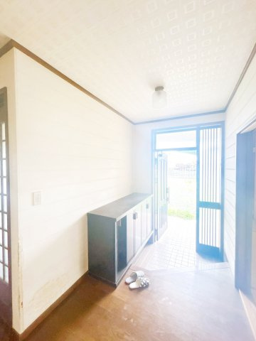 結城市大字江川新宿　中古戸建の玄関|【内外装リフォーム中7/4更新】玄関写真。クロス張替、フローリング重ね張、照明交換等行います。玄関のスリットから自然光が差し込み、明るい印象の空間になっています。
