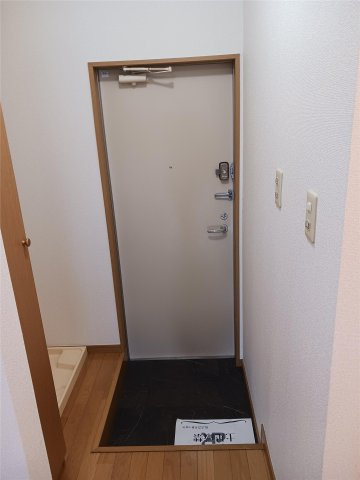 ネオメゾン小山A棟の玄関