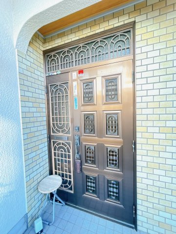 常陸太田市真弓町　中古戸建の玄関|（現況の玄関）玄関部分を撮影。明るい雰囲気玄関です。ご家族の行ってきますの声が響くのが想像出来ますね。