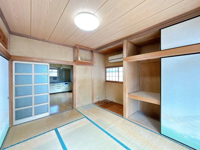 常陸太田市真弓町　中古戸建の収納|（現況の収納）１階居間の収納部分を撮影。1間のスペースがあるのでお布団などもしまう事ができます。