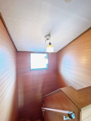 常陸太田市真弓町　中古戸建のその他|（現況の階段）階段部分を撮影。手すりが既設です。