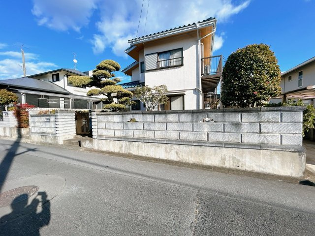 常陸太田市真弓町　中古戸建の外観|（現況の外観別角度）前面道路が約６ｍあるので通行もしやすいです。