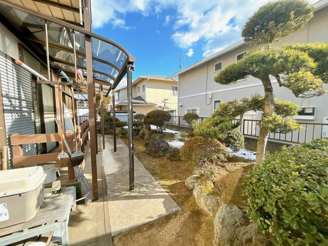常陸太田市真弓町　中古戸建の庭|（現況の庭）南側の庭には明るい陽射しが差し込みます。庭の一部を駐車場に拡張工事中です。
