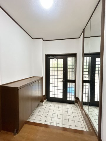 常陸太田市松栄町　中古戸建の玄関|【リフォーム完了〔玄関ホール〕】　シューズボックスが付いています。