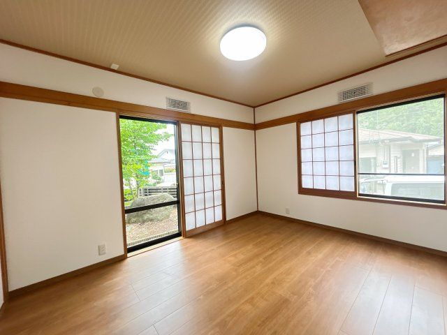 常陸太田市松栄町　中古戸建の洋室|【リフォーム完了〔1階南西側和室〕】　照明交換、床はフローリング張りを行いました。
