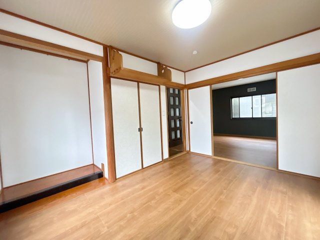 常陸太田市松栄町　中古戸建の洋室|【リフォーム完了〔1階南西側和室〕】　照明交換、床はフローリング張りを行いました。