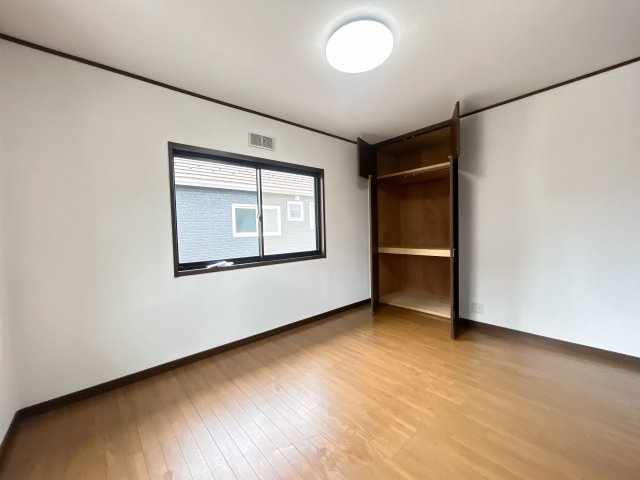 常陸太田市松栄町　中古戸建の洋室|【リフォーム完了〔2階洋室〕】東側にある洋室です。