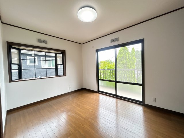 常陸太田市松栄町　中古戸建の洋室|【リフォーム完了〔2階洋室〕】南東側のお部屋です。