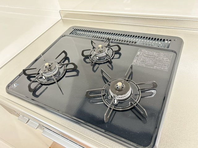 常陸太田市松栄町　中古戸建のキッチン|【コンロ】3口コンロは複数品目一緒に作れ、調理の心強い味方です。お手入れ簡単なコンロなのでうっかり吹きこぼしてもお掃除ラクラクです。