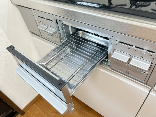常陸太田市松栄町　中古戸建のキッチン|【グリル】魚を焼くだけじゃないグリルはトースターの代わりにパンを焼いたり、夕食のお惣菜をカリッと温め直したり主婦の強い味方です。時短料理でお料理のバリエーションが増えますね
