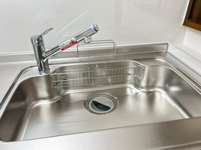 常陸太田市松栄町　中古戸建のキッチン|【シンク】シンクは幅約74cmと、食器や鍋等まとめて洗えるサイズ感です。