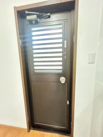 常陸太田市松栄町　中古戸建のその他|勝手口です。キッチンの横についており、駐車場に出ることができます。