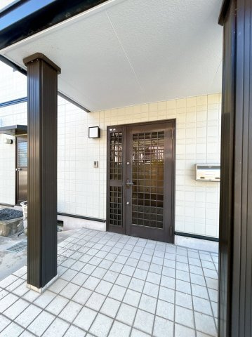 常陸太田市松栄町　中古戸建の玄関|【リフォーム完了〔玄関ポーチ〕】　玄関の鍵は新品に交換しました。防犯上も安心ですね。