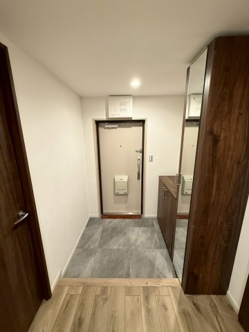 ハイツ伏見桃山の玄関