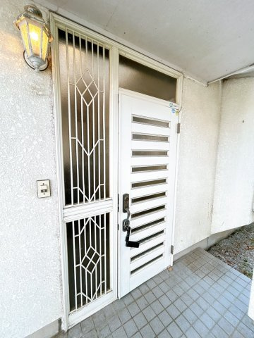 常陸大宮市田子内町　中古戸建の玄関|【リフォーム中〔玄関ポーチ〕】「6月23日更新」鍵交換する予定です。防犯上も安心ですね。