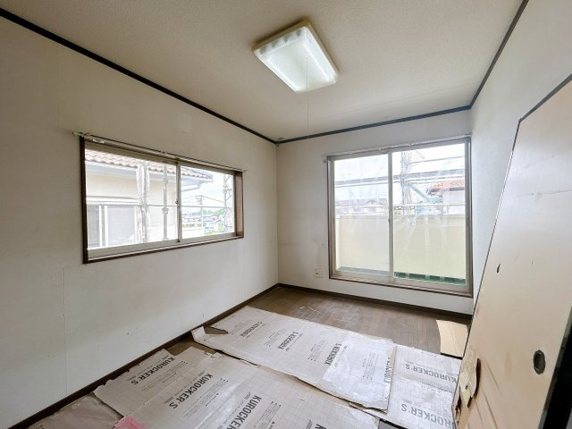 常陸大宮市田子内町　中古戸建の洋室|【リフォーム中〔2階東側洋室〕】【「6月23日撮影」天井壁クロス張り、照明交換行う予定です。