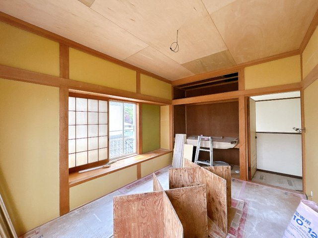 常陸大宮市田子内町　中古戸建の洋室|【リフォーム中〔2階西側洋室〕】「6月23日撮影」床にフローリングを張り洋室にリフォームする予定です。