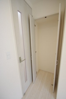 【内観：施工例】 | 【仲介手数料無料！！】八王子市北野台2丁目　新築戸建て（全1棟）1号棟　5698万円 | リビング内の収納