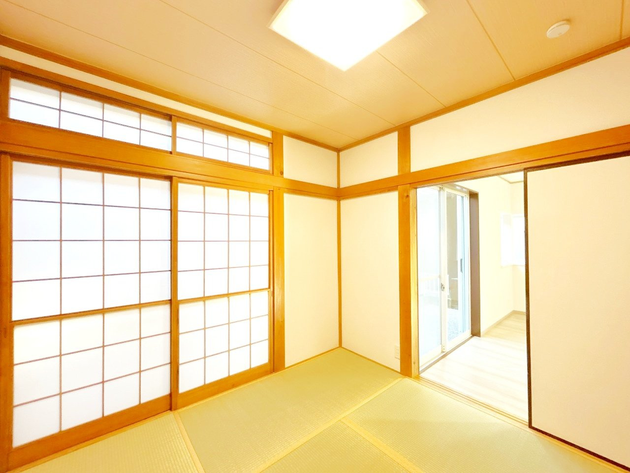 野田市三ツ堀　中古戸建　平成4年築の和室|【リフォーム完成】1階和室別アングル写真です。大きな掃き出し窓があるため風通しの良いお部屋です。畳表替え、障子襖張替え、照明交換致しました。