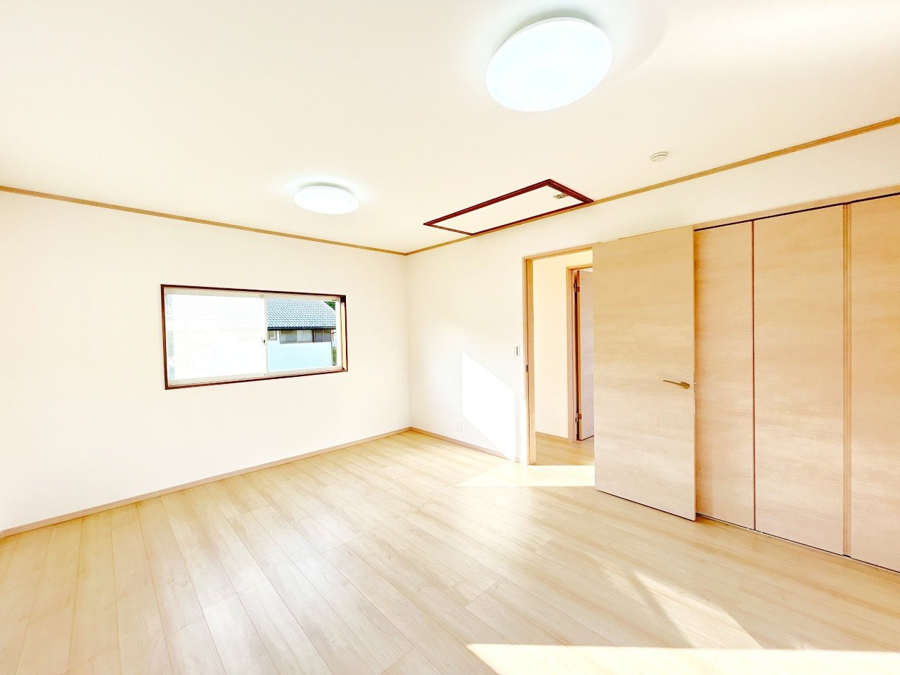 野田市三ツ堀　中古戸建　平成4年築の洋室|【リフォーム完成】2階西側洋室別アングル写真です。クローゼットがあるので収納もバッチリです。フローリング重ね張り、クロス張替、照明交換致しました。