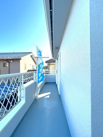 野田市三ツ堀　中古戸建　平成4年築のバルコニー|【リフォーム完成】バルコニー写真です。南向きの日当たりのいい広めのバルコニーですので洗濯物が乾きやすいです。防水塗装を致しました。