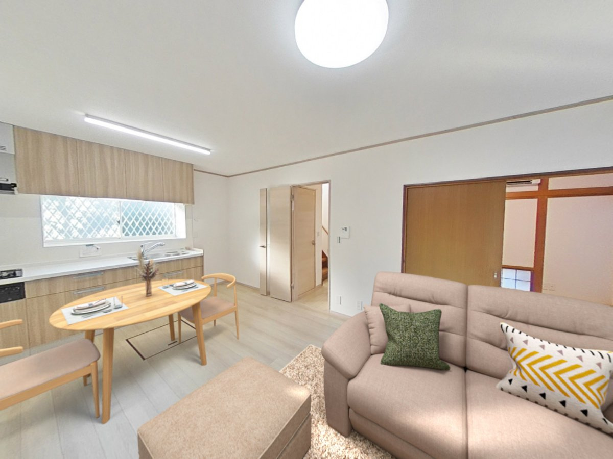 野田市三ツ堀　中古戸建　平成4年築のその他|【リフォーム完成】CG合成で家具を配置したイメージです。リビング写真です。約12帖のLDKです。明るい空間で家族団らんしていただけます。フローリング重ね張り、クロス張替、建具交換、照明交換致しました。