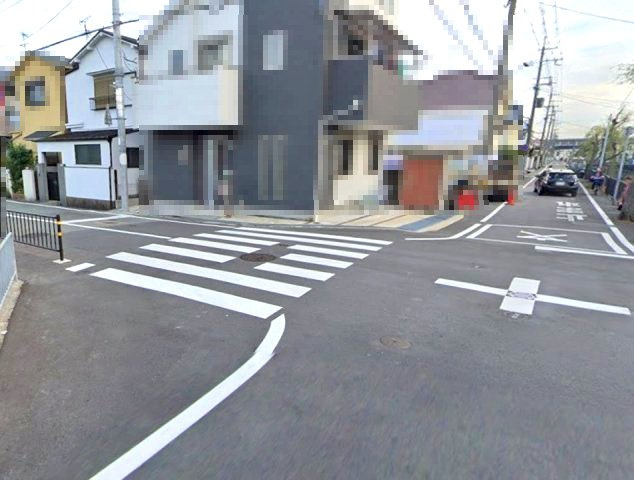 御願塚7丁目の周辺|前面道路は歩道も整備され、小さなお子様にも安心
