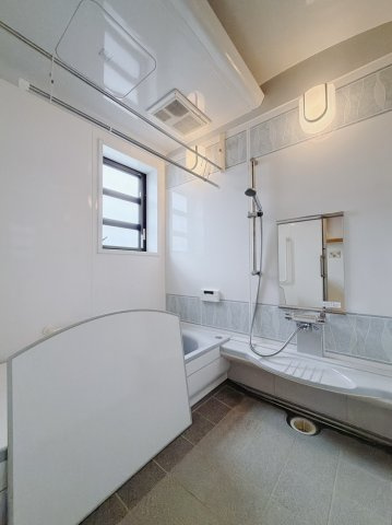 【中古戸建】太田市新田大根町の浴室|■浴室｜デザイン性に優れた浴室♪1日の疲れを癒す、ゆったりとしたバスタイムをぜひお過ごしください(*＾＾*)窓付きで嬉しい♪