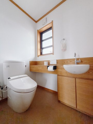 【中古戸建】太田市新田大根町のトイレ|■トイレ｜1階と2階にトイレがございます♪壁には小物を置けるスペースがあるのでトイレットペーパーのストックを置いておくのにも便利です♪写真などを飾ってもおしゃれですね♪