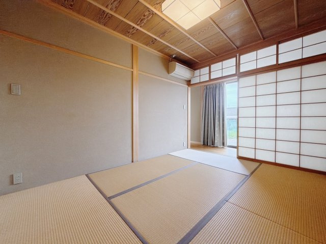 【中古戸建】太田市新田大根町の和室|■和室｜旅館のような趣を感じられる、くつろぎの住空間です。落ち着いた和の雰囲気が、日々の暮らしに癒しをもたらします♪