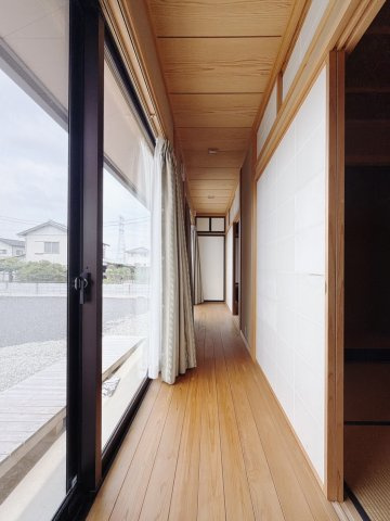 【中古戸建】太田市新田大根町のその他共用部分|■縁側｜日常に”ほっと一息”をプラスしてくれる縁側。四季を感じながら、ゆったりとした時間を楽しめる贅沢な空間です♪