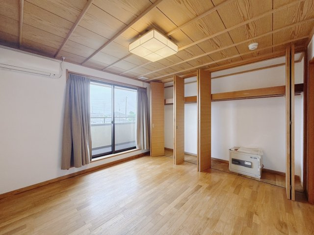 【中古戸建】太田市新田大根町の洋室|■洋室｜ほっと安らぐ落ち着いたナチュラルな色合い。ウッドの質感でお部屋も心もやさしいぬくもりに包まれます。明るい日差しが降り注ぐお部屋に、居心地の良さを感じます♪