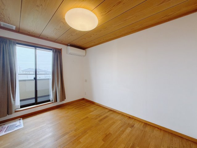 【中古戸建】太田市新田大根町の洋室|■洋室｜木目調のフローリングは、ほっと心和む空間。様々な種類のインテリアグリーンを取り入れれば緑あふれる明るい空間にもなります。