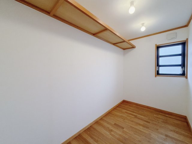 【中古戸建】太田市新田大根町の収納|■納戸｜お洋服はもちろん、使う頻度の少ない家具や小物・場所を取りがちな旅行用のスーツケースなどもしまえます。また、厚手のコートをしまっても充分な広さを堪能できるプランです♪