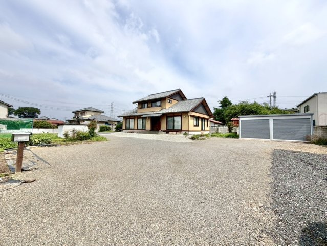 【中古戸建】太田市新田大根町の外観|■外観｜シャッター車庫は愛車を雨風や紫外線から守り、資産価値の維持にも繋がります。天候に左右されず作業できる、趣味スペースとしても活用が可能です♪