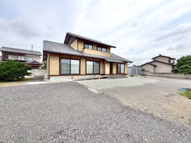 【中古戸建】太田市新田大根町の外観|■外観｜庭付き一戸建てならお子様やペットが走り回っても大丈夫！住宅街の中でも圧迫感が少なく、のびのびとした暮らしが叶う立地となっています♪
