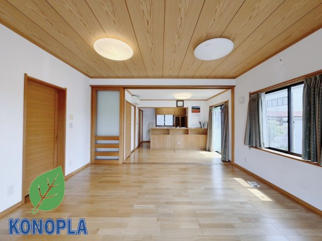 【中古戸建】太田市新田大根町の居間・リビング|■リビング｜家族が集まる団らんのひととき、ひとりでリラックスしたい夜、ゲストを招いてわいわい過ごす休日、どんなシーンにも対応できるリビングです。