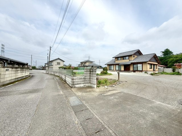 【中古戸建】太田市新田大根町の外観|■外観｜周囲の見渡しが良く、車の出入りの際も安全確認がしやすいため、小さなお子様がいるご家庭でも安心です♪