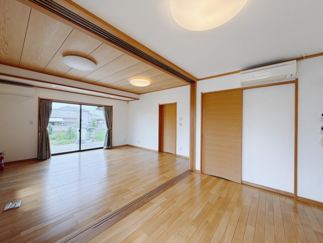 【中古戸建】太田市新田大根町の居間・リビング|■リビング｜南側に面したリビングは、日当たりもよく、風通しも良い空間です。お庭で遊ぶお子様の様子もリビングから見ることができ安心です♪