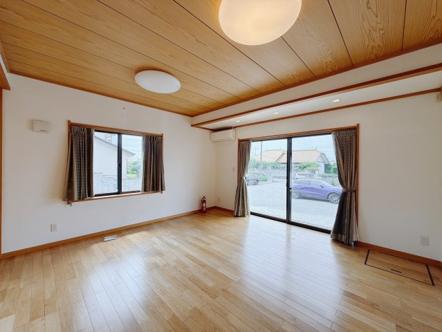【中古戸建】太田市新田大根町の居間・リビング|■リビング｜南側に大きな窓があるので、採光もバッチリとれます。明るい空間のリビングは自然と笑顔も増えます(*^^*)