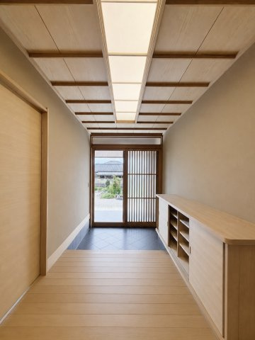 【中古戸建】太田市新田大根町の玄関|■玄関｜急な来客時にもすぐに物がしまえるので便利です。「いつもキレイな玄関だね」とお友達やご近所さんに羨ましがられると気分も上がります♪