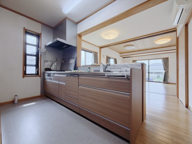 【中古戸建】太田市新田大根町のキッチン|■キッチン｜リビングまでの見通しが良く、家事をしながらでも、お子様の様子を見られるようになっています。お子様がいつもママのそばにいる安心感も生まれます♪