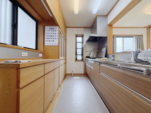 【中古戸建】太田市新田大根町のキッチン|■キッチン｜何かと散らかりがちなキッチン…備え付けのカップボードは嬉しいですね♪いつでもスッキリとお片付け上手に！！