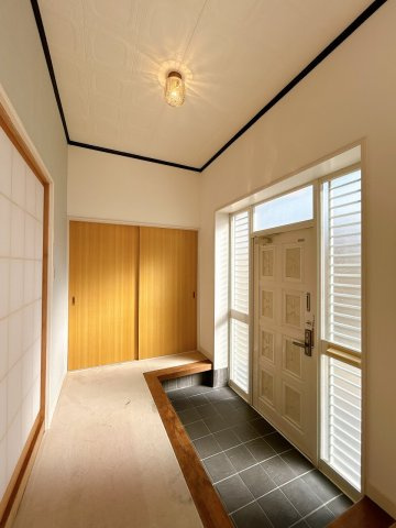 北茨城市大津町字五浦1丁目　中古戸建の玄関|【リフォーム完成〔玄関ホール〕】玄関ドア鍵交換、壁クロス張替えを行いました。照明が放つ灯台のような明かりがお洒落です。