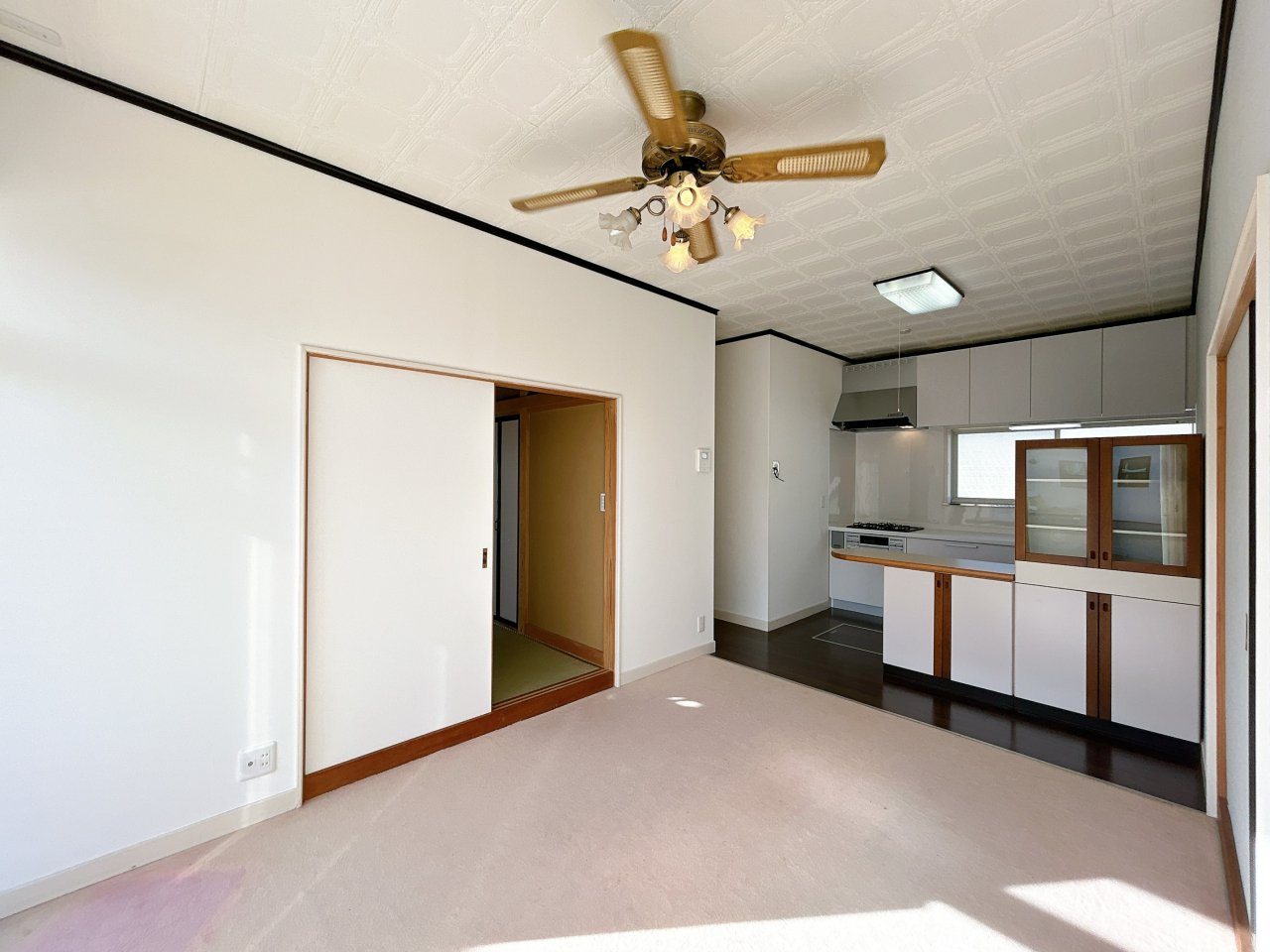 北茨城市大津町字五浦1丁目　中古戸建の居間・リビング|【リフォーム完成〔LDK 約10.5帖〕】南面の掃き出し窓からの採光が室内を明るく照らします。キッチン交換、壁クロス張替え、床クリーニングを行いました。