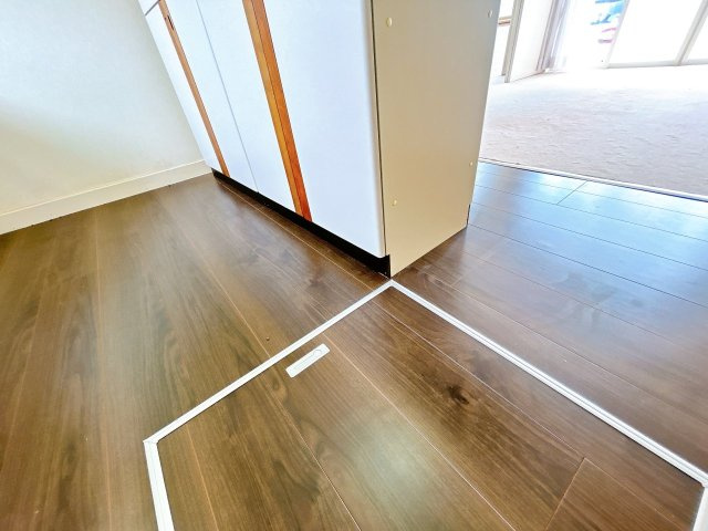 北茨城市大津町字五浦1丁目　中古戸建のキッチン|【リフォーム完成〔キッチン床〕】キッチン床の一部は前所有者様によってフローリング張りしてあります。