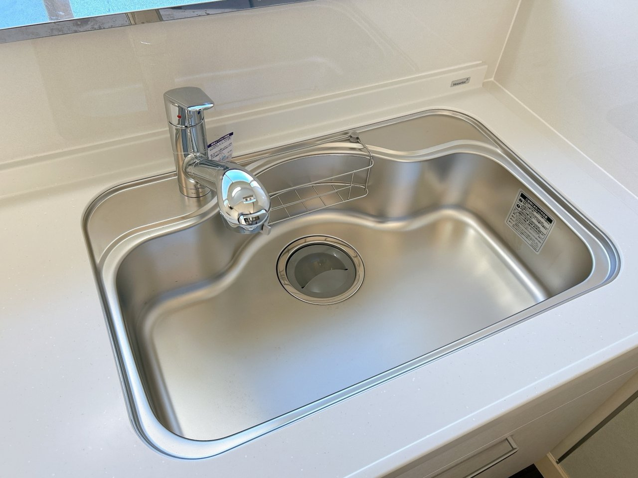 北茨城市大津町字五浦1丁目　中古戸建のキッチン|【リフォーム完成〔キッチンシンク〕】新しく交換したキッチンシンクは錆びにくいステンレス製。凹凸も少なくお手入れしやすい仕様です。