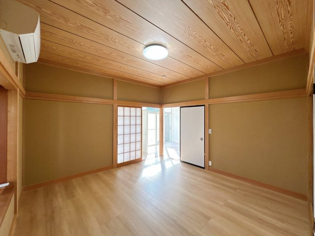 北茨城市大津町字五浦1丁目　中古戸建の洋室|【リフォーム完成〔和洋室8帖〕】「洋室が欲しい！」そんなお声に答えまして8畳の和室は畳を撤去してフローリング張りすることで和洋室にリフォームいたしました。